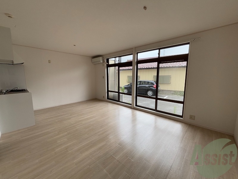 居室・リビング　リビングは１２帖の広さがあり、陽当たりもいいお部屋です。