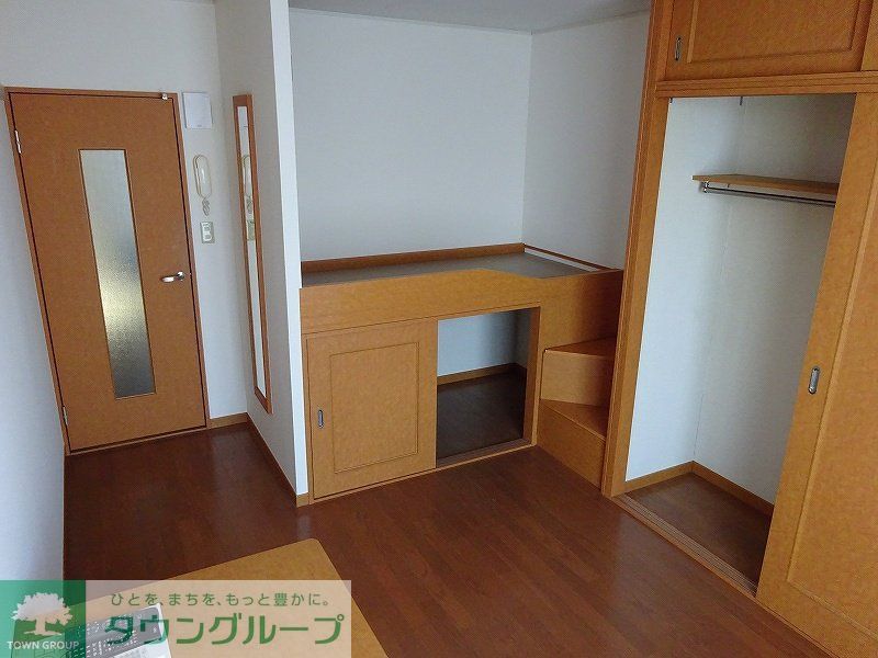 居室・リビング　1階はフローリング、2階はカーペットタイプです。