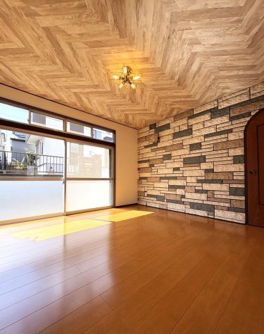 居室・リビング　アクセントクロスを天井に配置した解放感ある居室