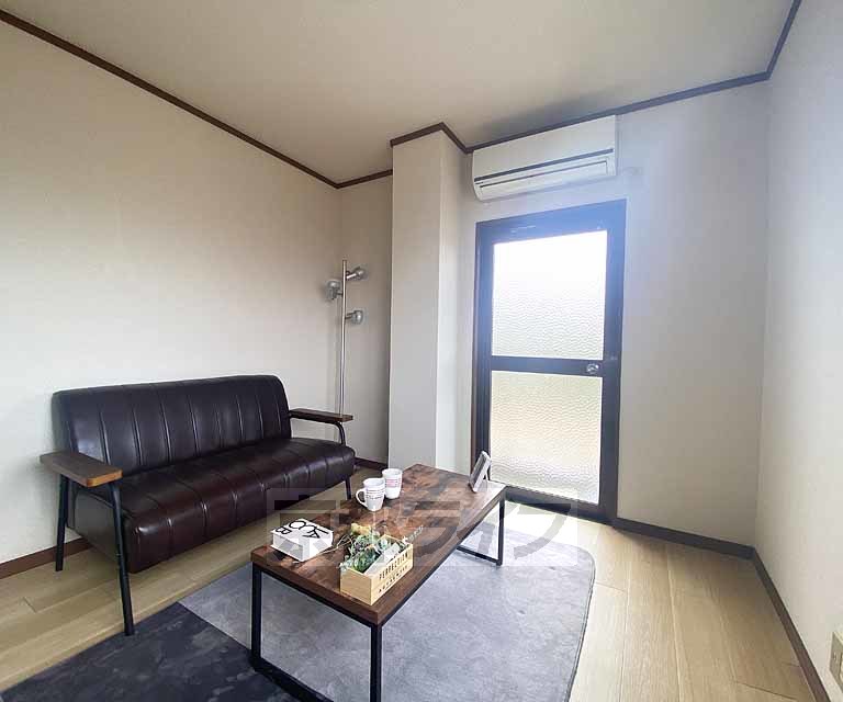 居室・リビング　落ち着いた雰囲気のお部屋です