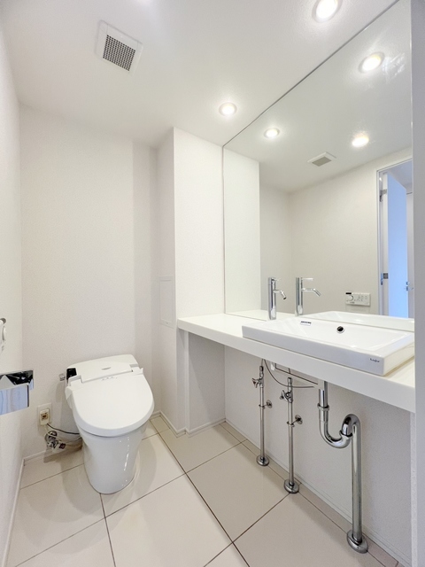 トイレ　大きな鏡の化粧台・トイレ