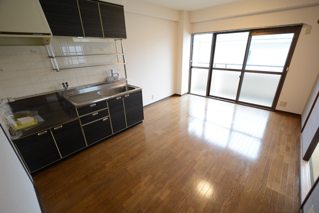 居室・リビング　壁付けキッチンでスペースを有効活用