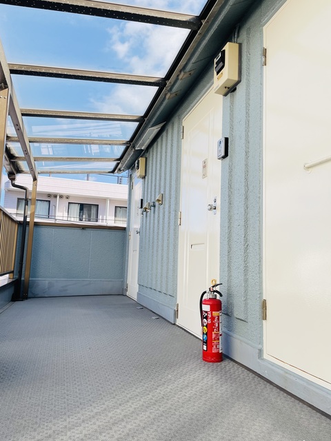 エントランス　共用廊下屋根付き
