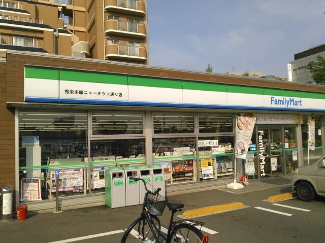 コンビニ　ファミリーマート（コンビニ）まで640m