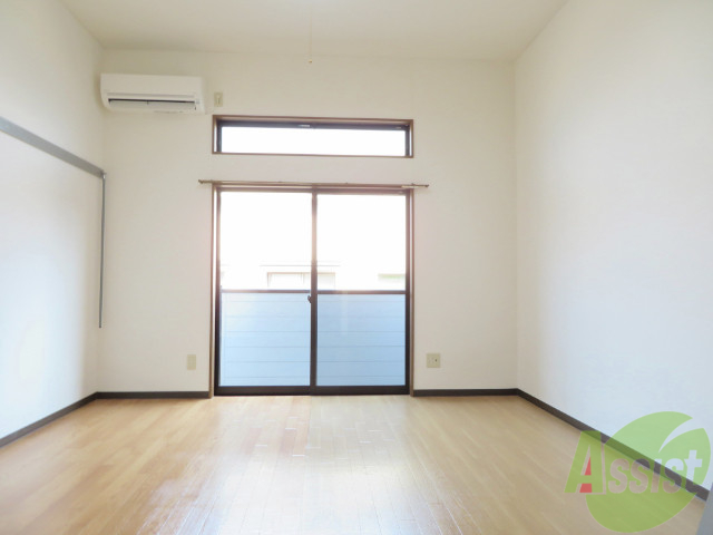 居室・リビング　綺麗で広々した８．９帖の洋室がリビングルームです。