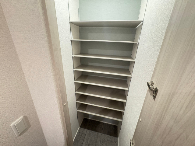 収納　玄関横のシューズクロークになります。