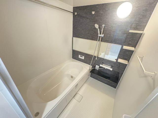 バス・シャワールーム　バスルームになります。