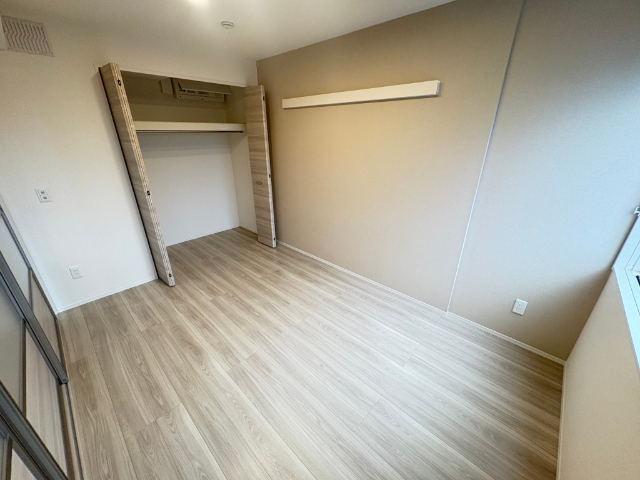 その他部屋・スペース　６．１帖の洋室になります。