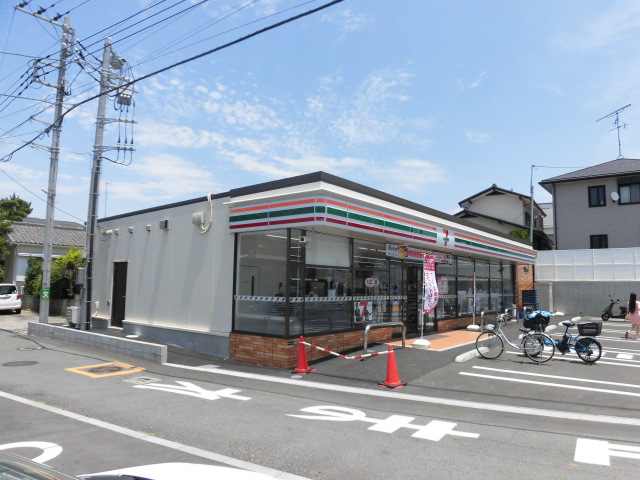 コンビニ　セブンイレブン（コンビニ）まで483m