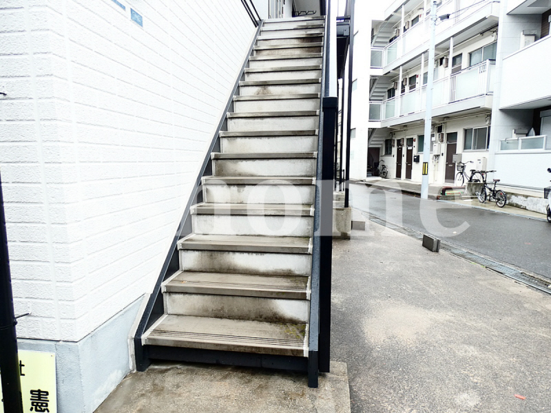 エントランス　2階への階段