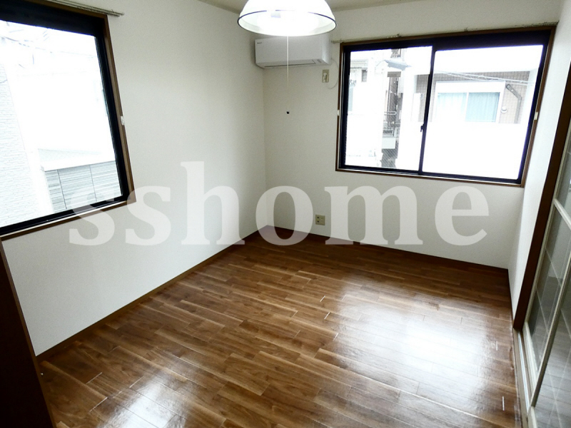 その他部屋・スペース　2面採光の明るい洋室