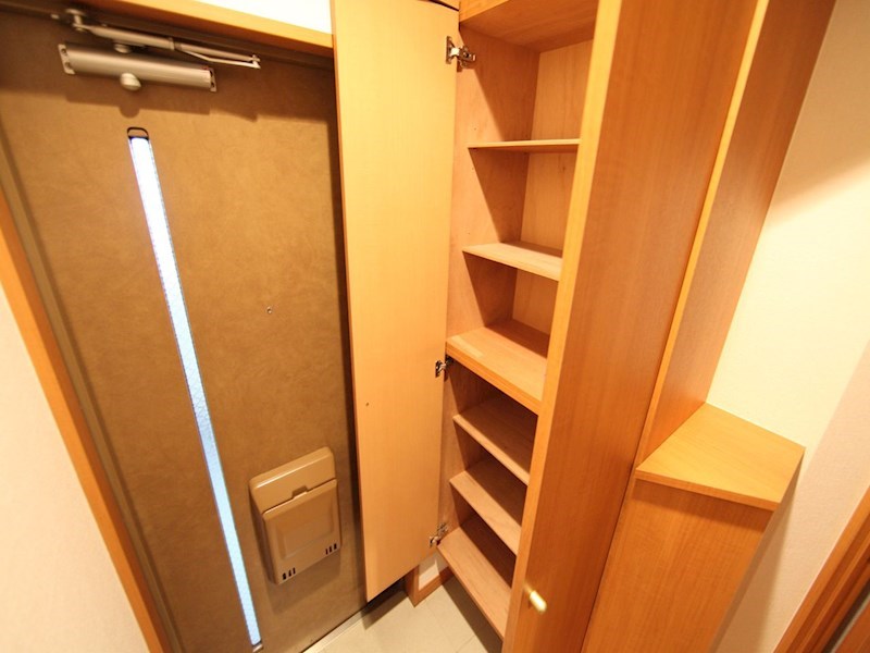 玄関　玄関　シューズボックス付（収納充実してます）