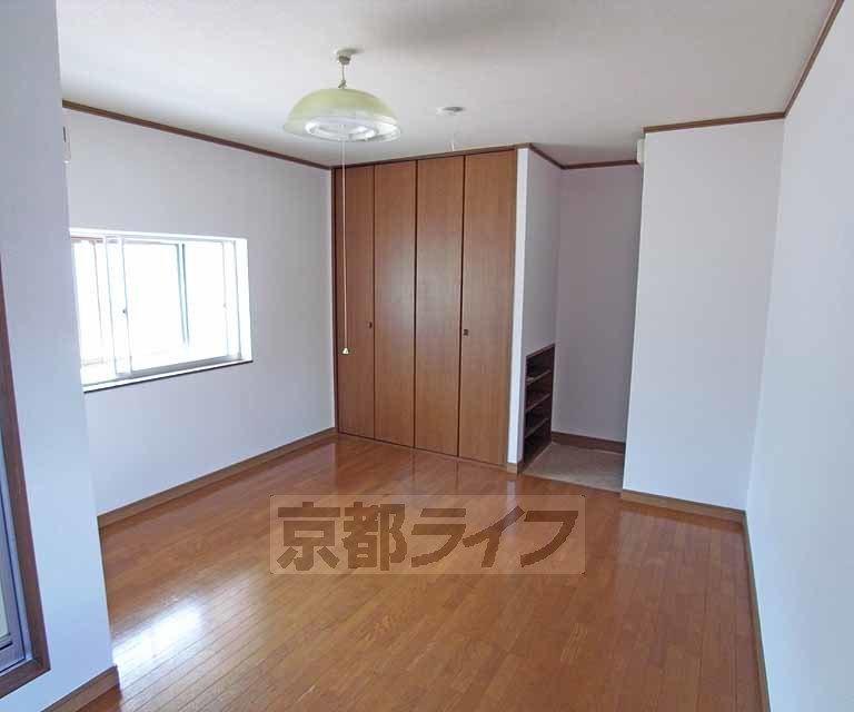 居室・リビング　広めのワンルーム窓も２つありますよ