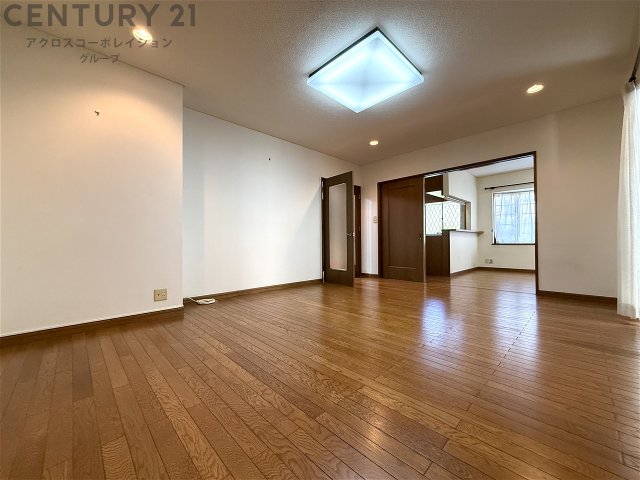 居室・リビング　南向き☆エアコン付きで快適に過ごせます♪