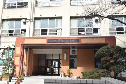 小学校　大阪市立日吉小学校（小学校）まで407m