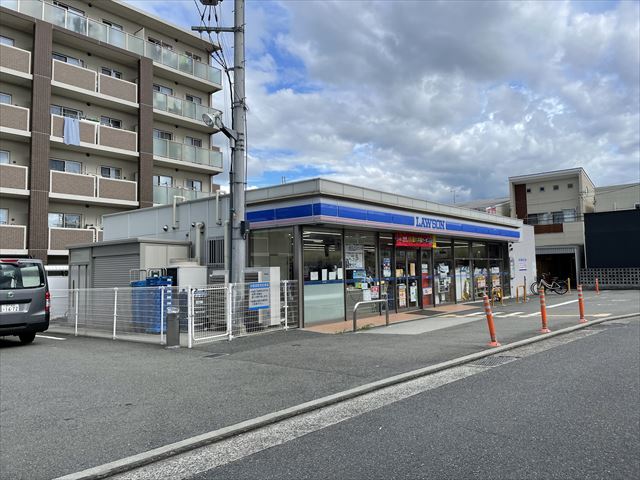 コンビニ　ローソン八尾高安駅前店（コンビニ）まで502m