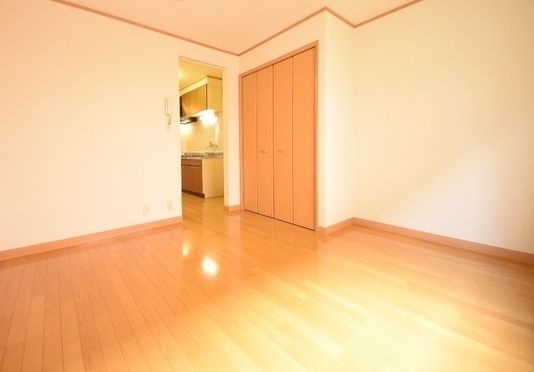 居室・リビング　窓側から見たお部屋です