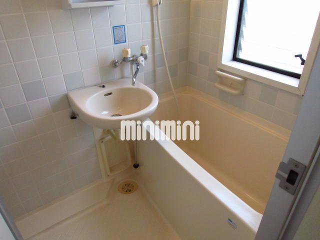 バス・シャワールーム　窓付きは嬉しいですね。