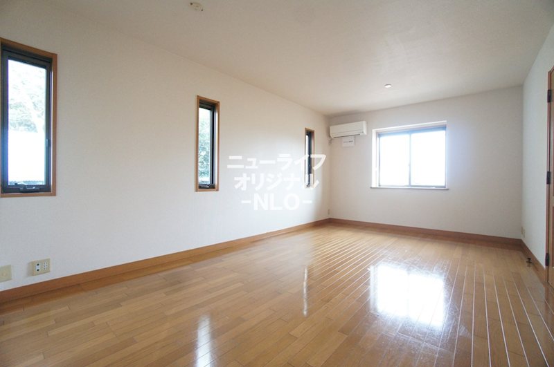 居室・リビング　南向きで日当りが良く明るいリビング。