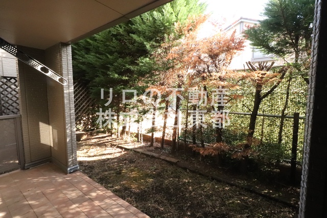 バルコニー　他号棟の１階バルコニーの写真です。