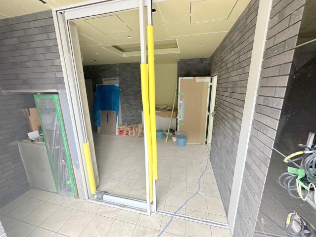 エントランス　オシャレなエントランスは安心のオートロック付きです。