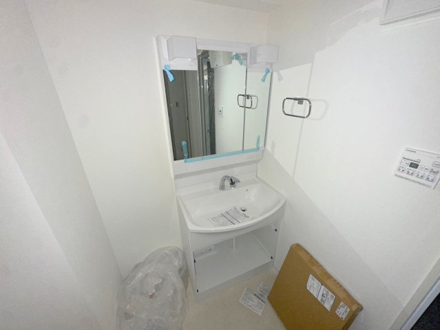 洗面設備　身支度が出来る独立洗面台です。