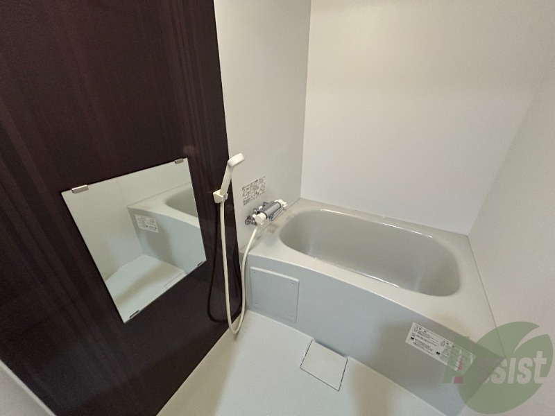 バス・シャワールーム　浴室はこちらです。シャワースペースが広い点が特徴です。