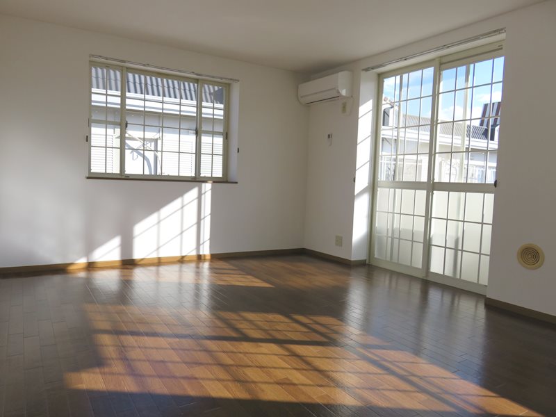 居室・リビング　日当たり良好のリビングは日が差し込んで明るい☆