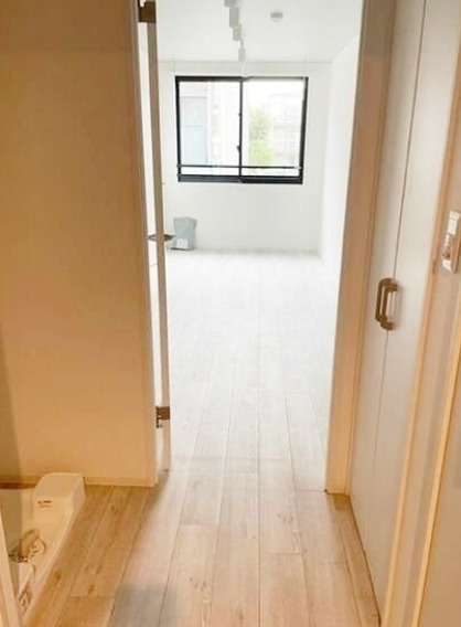 玄関　別部屋の写真を使用しております。