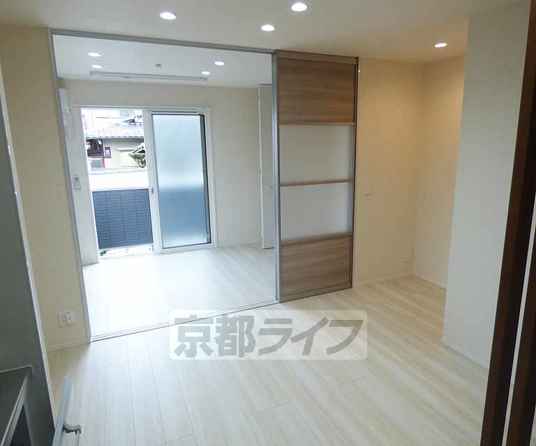 居室・リビング　新築でお部屋は大変きれいです！