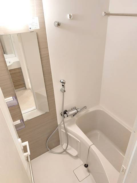 バス・シャワールーム　コンパクトで使いやすいお風呂です