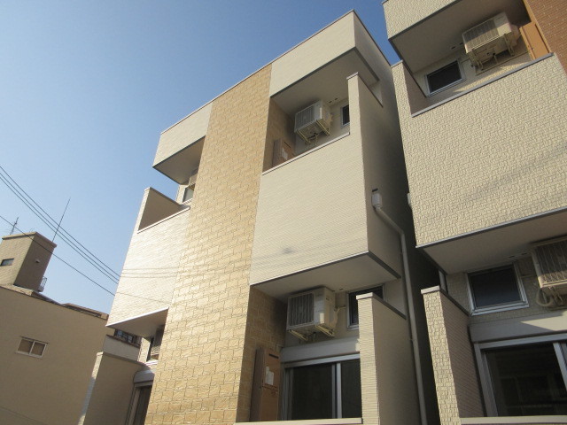 エントランス　南向きの建物になります。