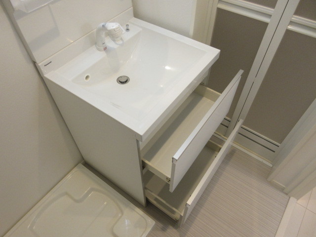 洗面設備　シャンドレは引き出しタイプを採用。