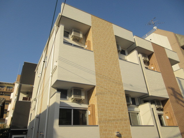 建物外観　しっかりした四角い外観です。力強いですね。