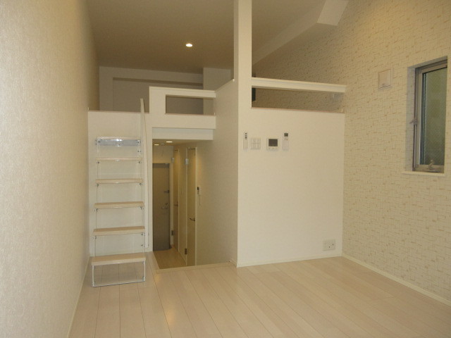 居室・リビング　室内はロフトが居ん総的なインテリア。