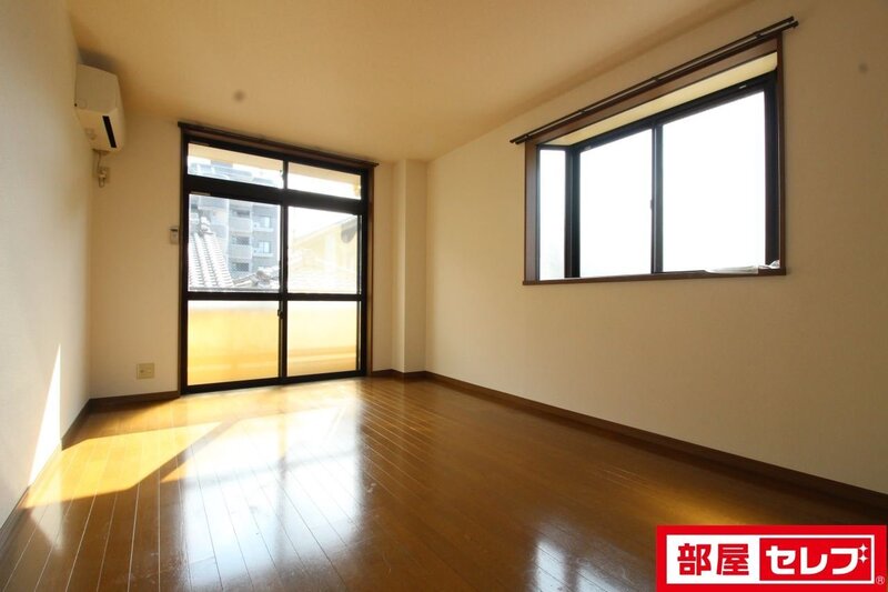 居室・リビング　３号室の写真を参照