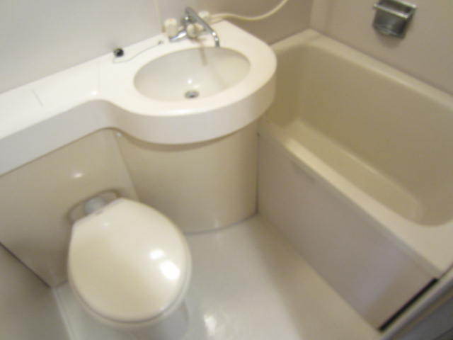 バス・シャワールーム　清潔感のある３点式ユニットバス