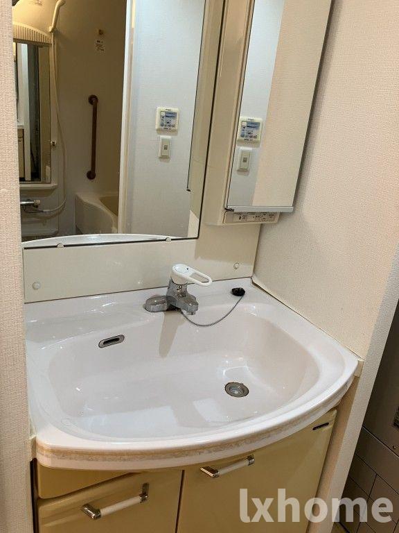 洗面設備　明るい洗面所です
