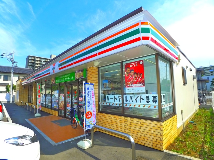 コンビニ　セブンイレブン（コンビニ）まで131m
