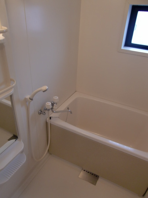 バス・シャワールーム　換気窓付きのバスルームです。