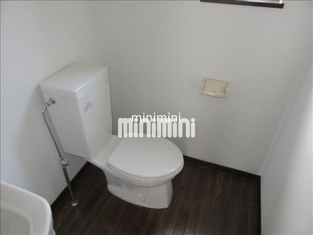 トイレ　白が基調のトイレです