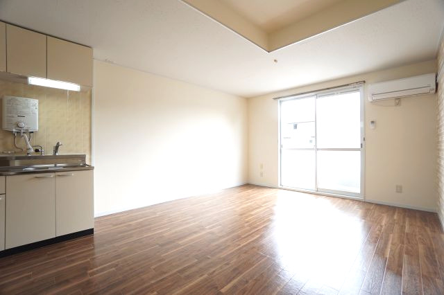 居室・リビング　※同物件・反転タイプの写真です