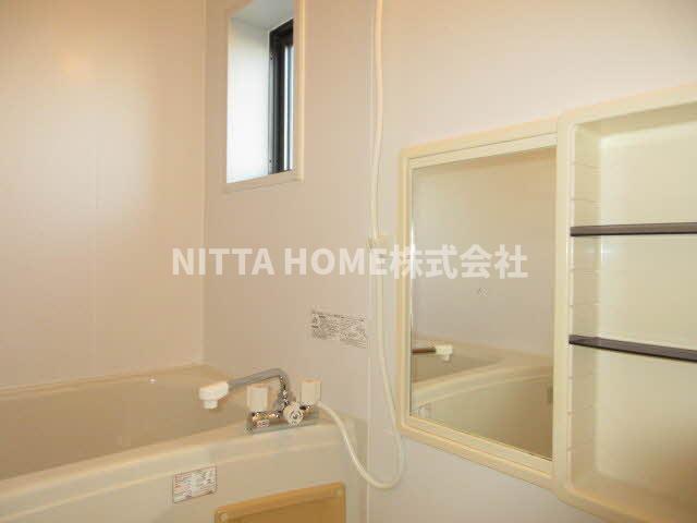 バス・シャワールーム　小窓付きの浴室◇