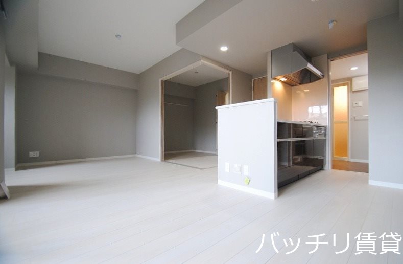 居室・リビング　別号室写真の為現況を優先致します。