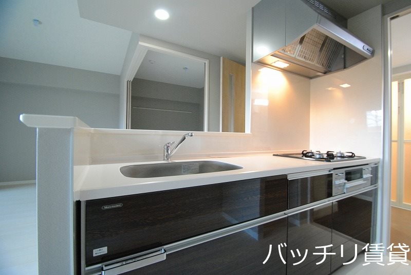 キッチン　別号室写真の為現況を優先致します。