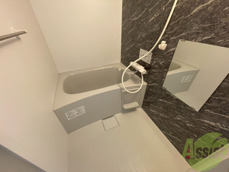 バス・シャワールーム　バスルームは狭すぎず、シャワーも浴びやすそうです。