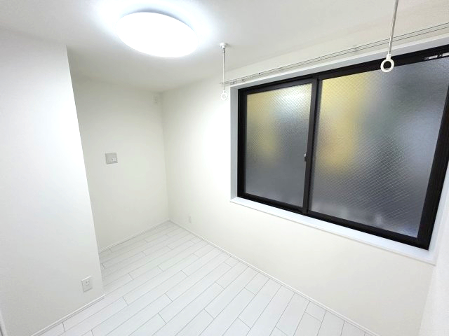 居室・リビング　落ち着いた色調の洋室です