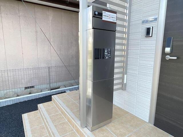 エントランス　宅配ボックス付きポスト