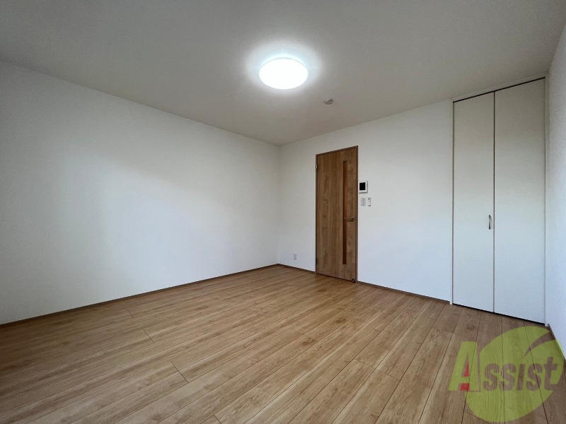 その他部屋・スペース　寝室としてもスペースに余裕があり、陽当たりが良いですね。