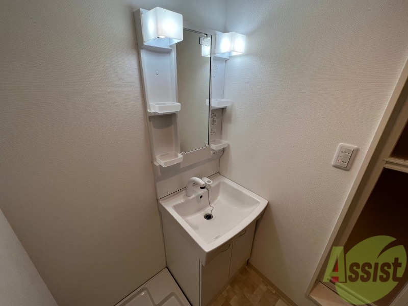 洗面設備　洗面化粧台も独立しており、洗面台の棚も利便性がありますね。